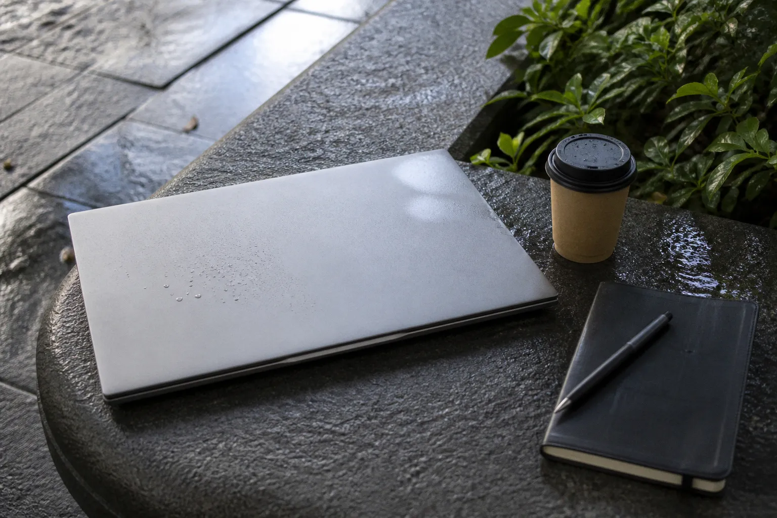 Laravel 13.27の新機能：whereBinaryで実現するMySQLの厳密な大文字・小文字判定