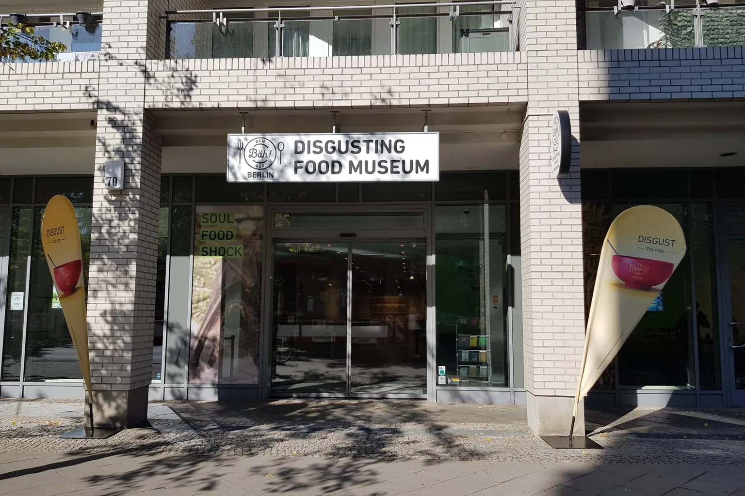 まずい食べ物博物館のチケット:現地購入とオンライン予約の比較