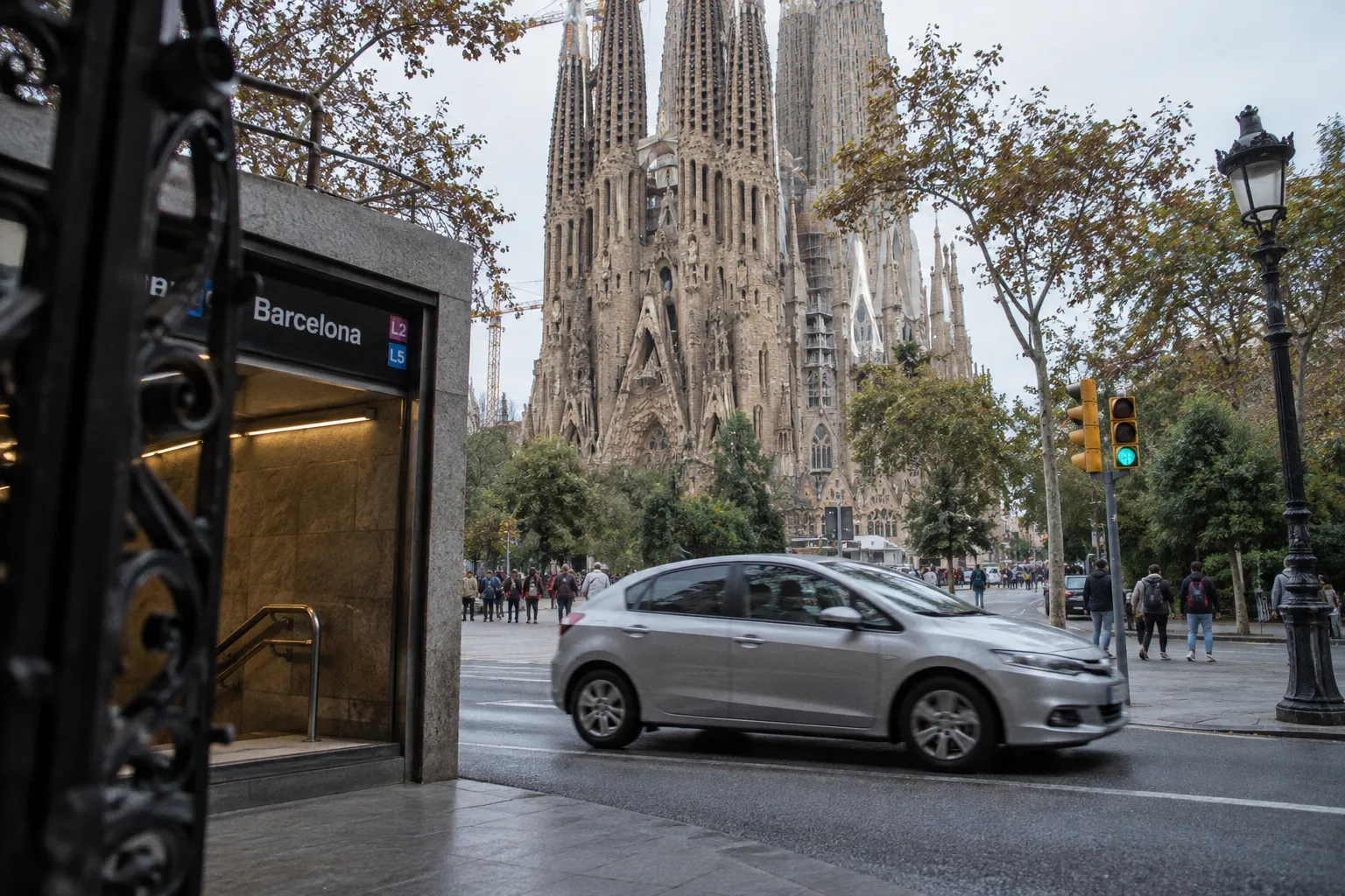 バルセロナ（スペイン）レンタカー実用ガイド：予約・受取と現地の運転ルール